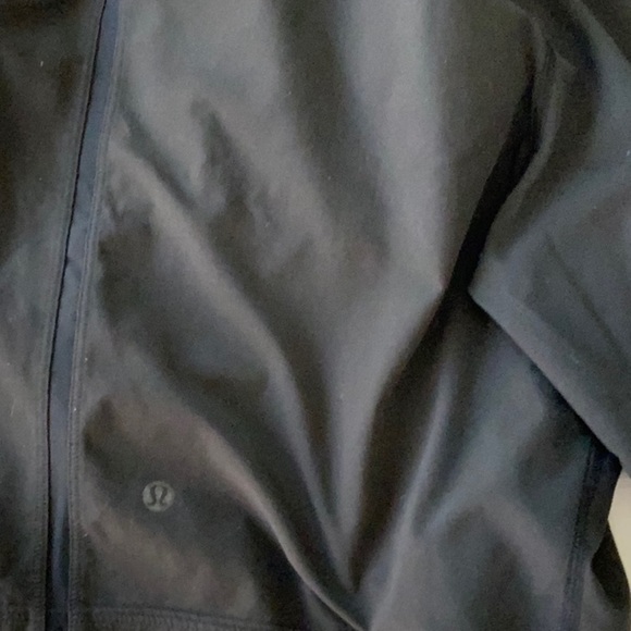 Lululemon shorts 30 - Picture 3 of 3